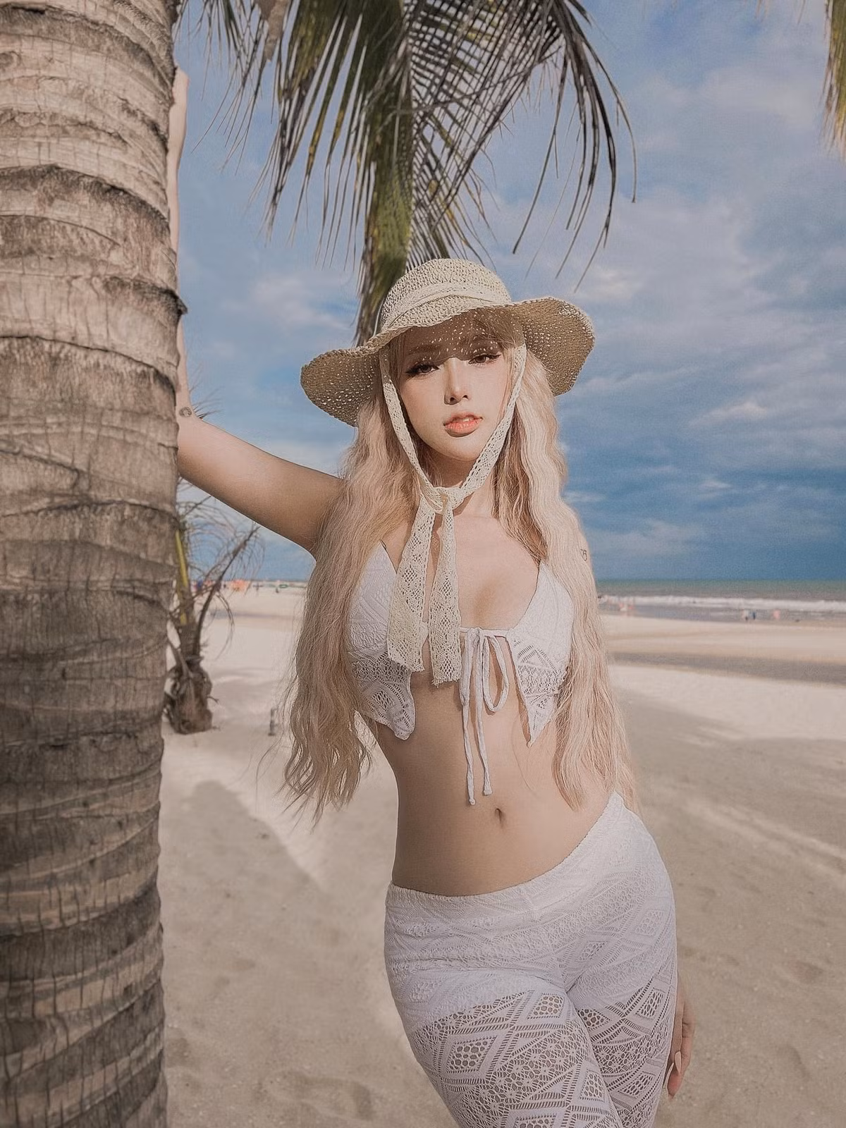 Mym Trần (tên thật là Trần Khởi Minh, sinh năm 1997, hiện sống ở TP. HCM) là hot girl chuyển giới nổi tiếng mạng xã hội.