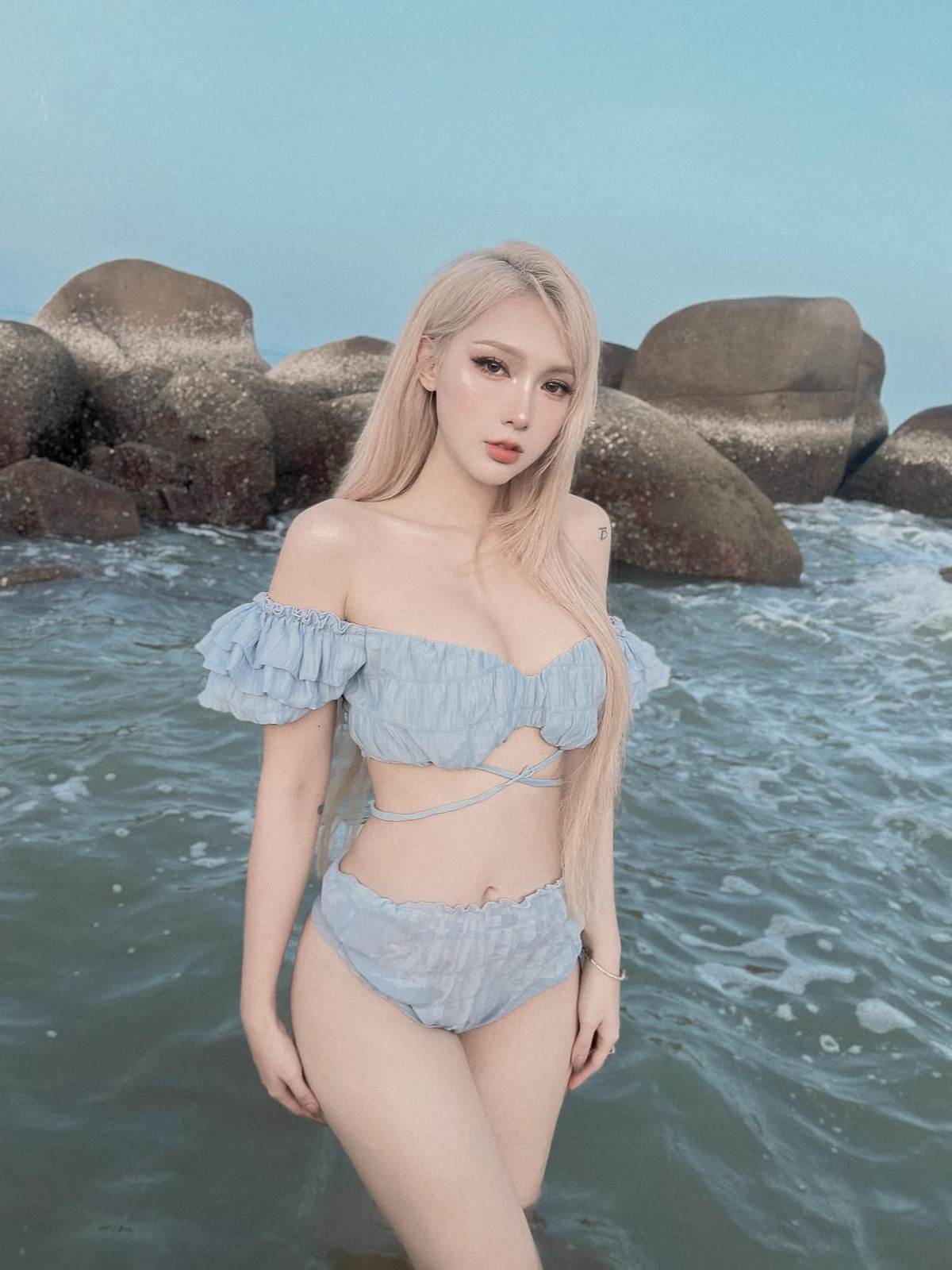 Những tưởng đây chỉ là một chiếc váy thông tường nhưng thực tế Mym Trần diện thiết kế áo tắm đặc biệt có thêm phần chân váy.