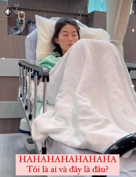 Hình ảnh ghi lại, cô nàng nằm trên giường mặc quần áo bệnh viện, gương mặt phờ phạc, đôi mắt lờ đờ. Đính kèm, Ngọc Thanh Tâm khiến mọi người lo lắng với dòng caption nói rằng không nhận ra bản thân là ai và đang ở đâu. "Tôi là ai và đây là đâu?", cô viết.