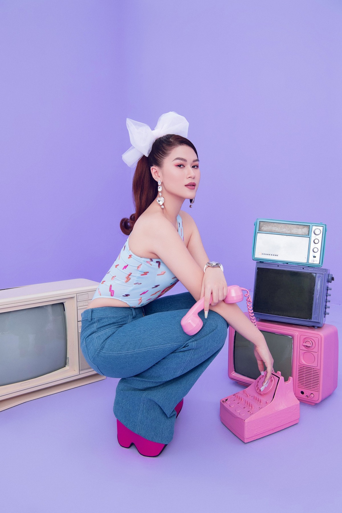 Ngoài ra, rich kid này cũng hoạt động nghệ thuật khi ghi dấu ấn trong nhiều bộ phim như Hiệp Sĩ Mù, Đảo Của Dân Ngụ Cư hay web drama Tấm Sắc Tấm...