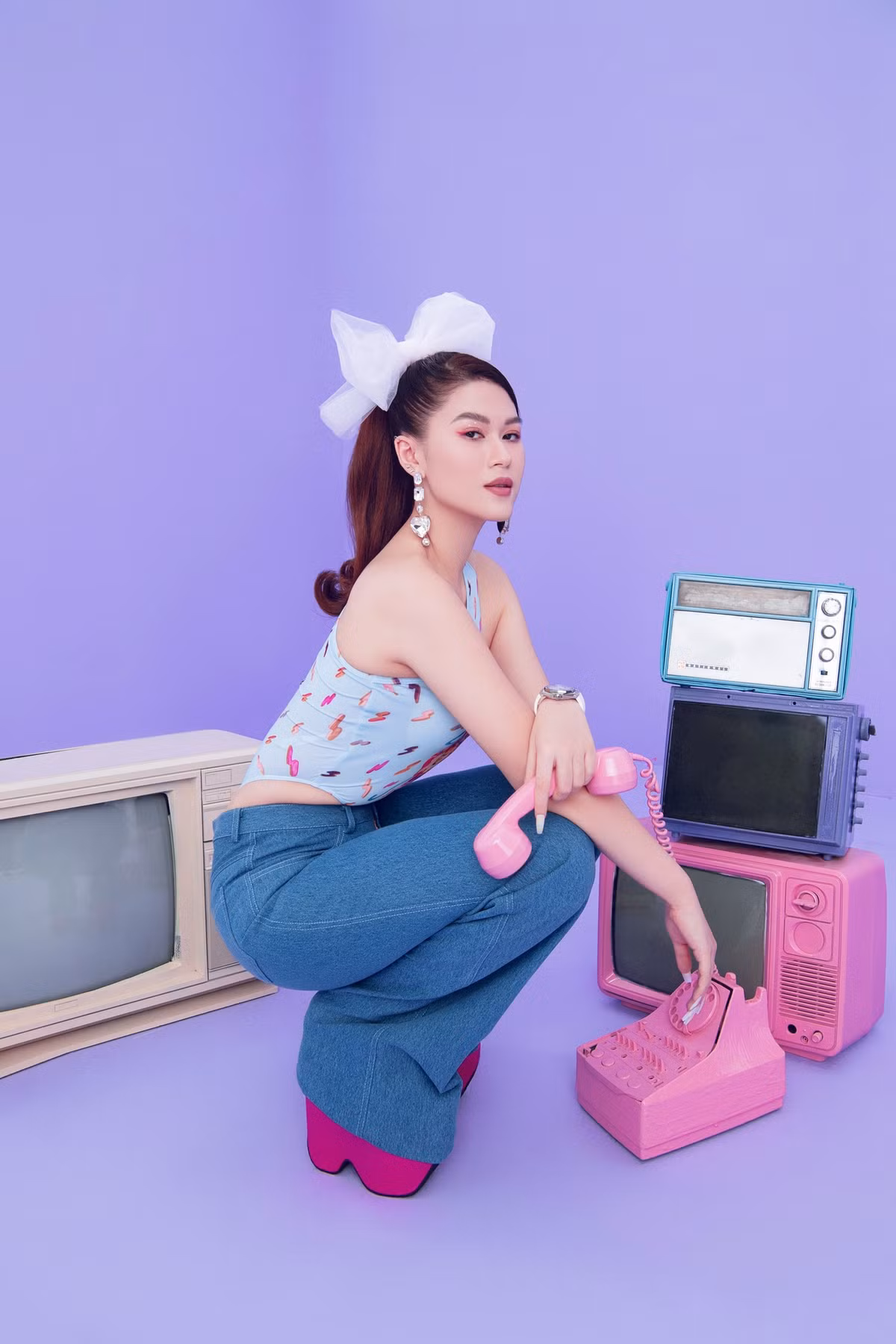 Ngoài ra, rich kid này cũng hoạt động nghệ thuật khi ghi dấu ấn trong nhiều bộ phim như Hiệp Sĩ Mù, Đảo Của Dân Ngụ Cư hay web drama Tấm Sắc Tấm...