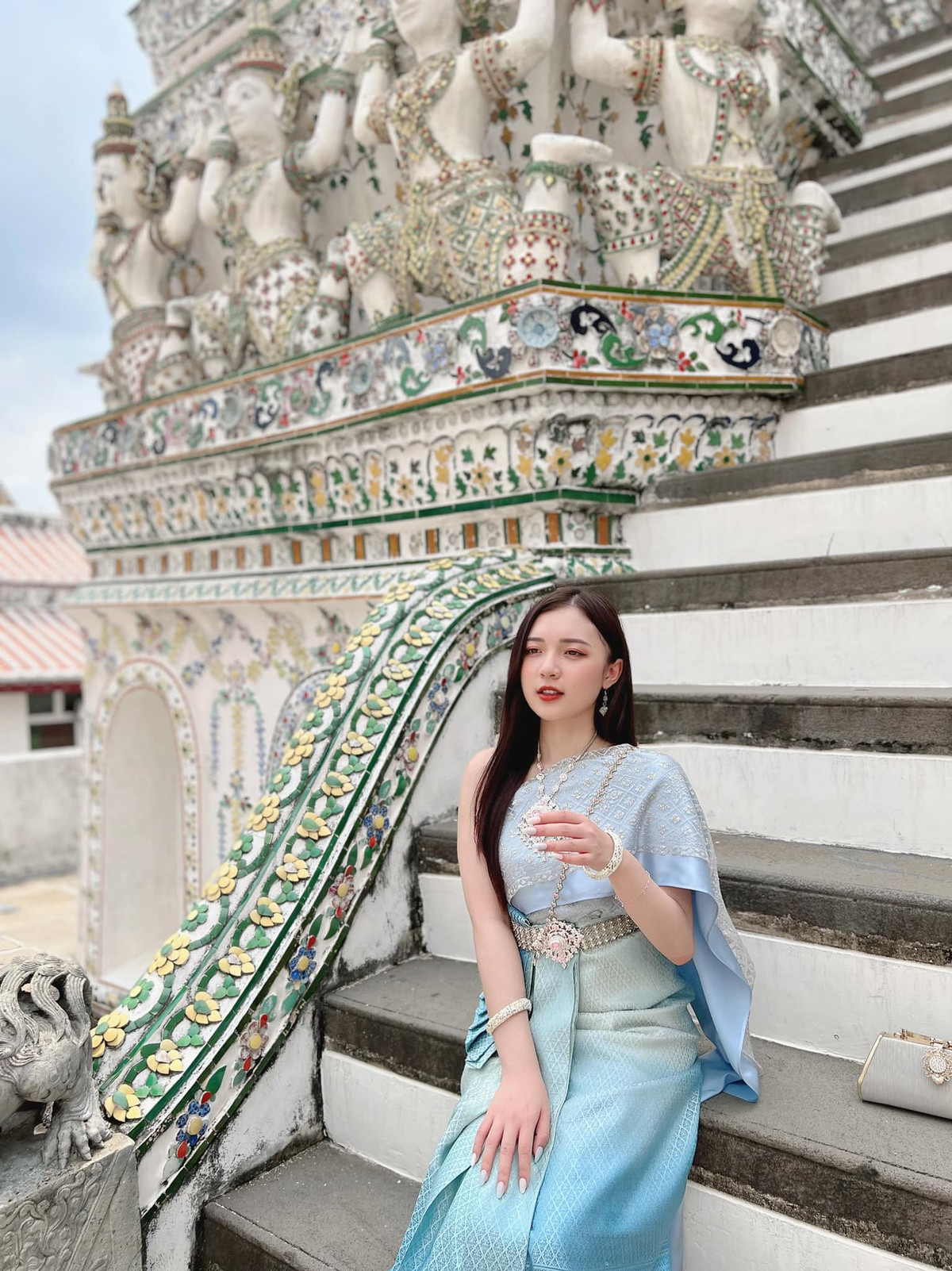 Mới đây nữ MC 9x đã có màn hóa thân thành cô gái Thái trong bộ quốc phục Thái Lan khiến fan lại được dịp "mắt chữ A, mồm chữ O".