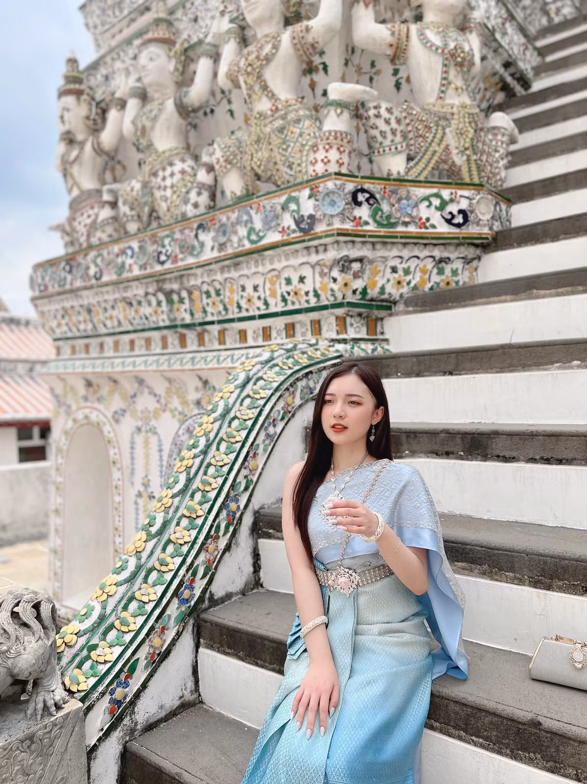 Mới đây nữ MC 9x đã có màn hóa thân thành cô gái Thái trong bộ quốc phục Thái Lan khiến fan lại được dịp "mắt chữ A, mồm chữ O".