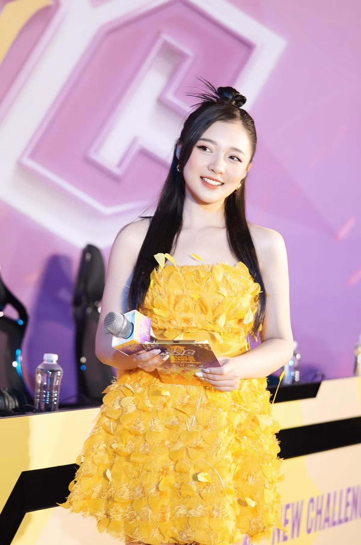 Nếu khi lên sóng, cô gắn với hình ảnh nền nã thanh lịch đậm chất công sở thì phong cách đời thường của cô lại thiên về trẻ trung, có khi gợi cảm với váy áo ôm sát hay bikini khoe đường cong quyến rũ. Ảnh: FBNV