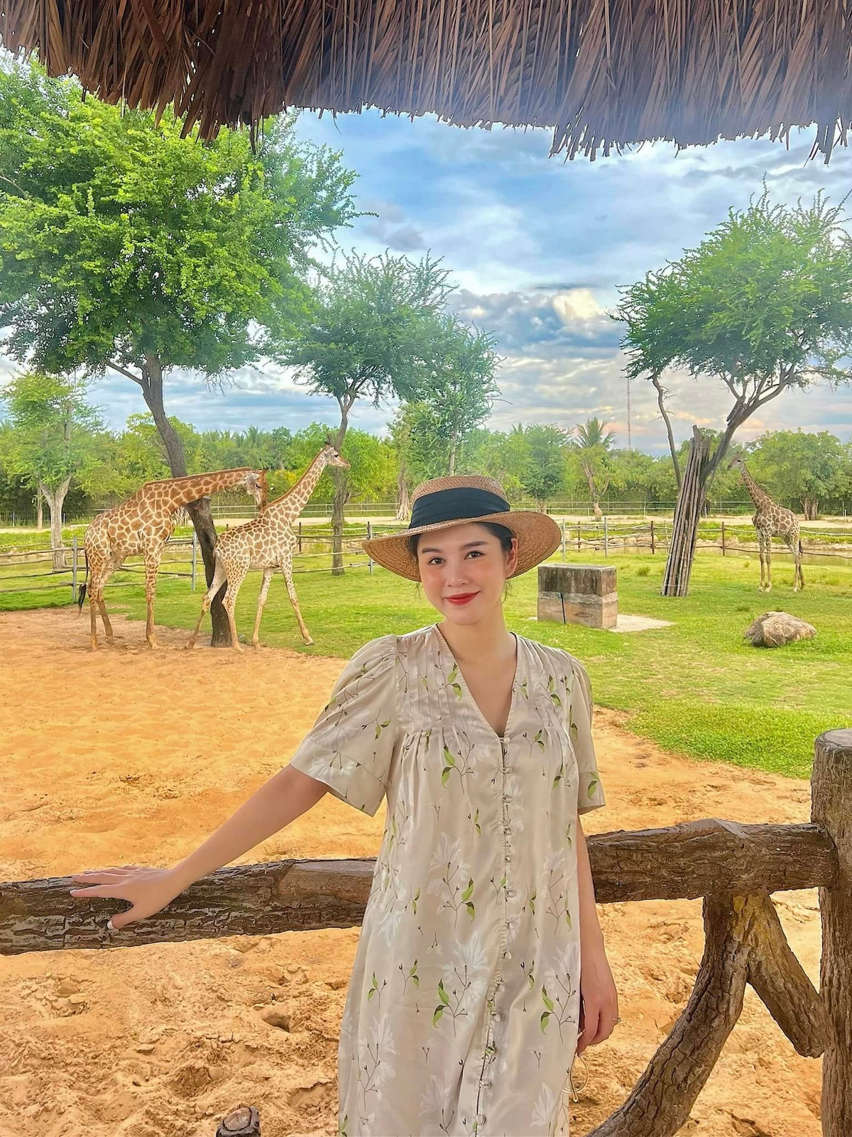 Mới đây trên trang cá nhân, nữ MC Vũ Thu Hoài gây chú ý khi cập nhật dòng trạng thái mới. Đăng ảnh đứng check-in trong một chuyến đi chơi, cô chia sẻ: "Bé được đưa đi chơi sở thú nè".