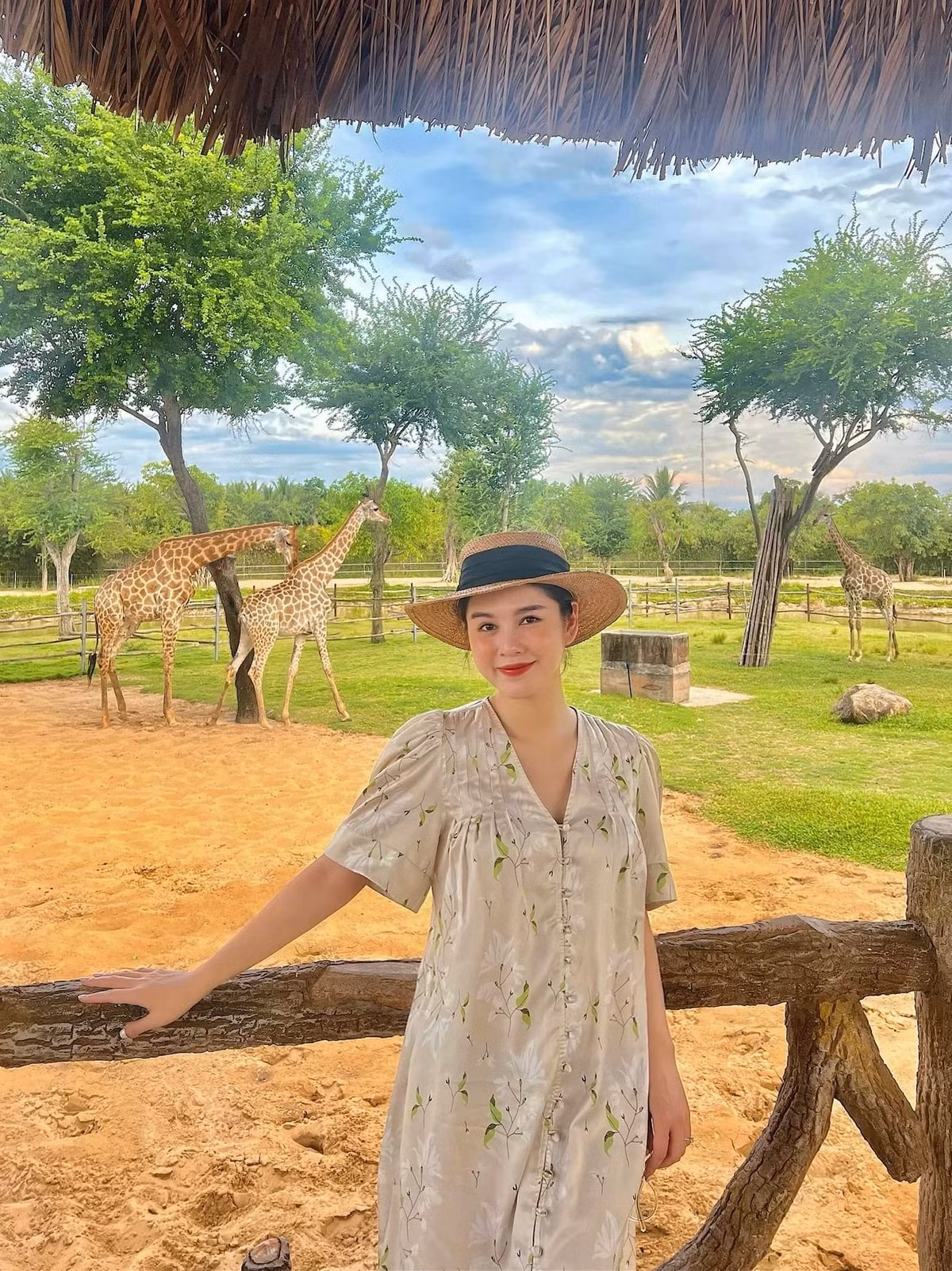 Mới đây trên trang cá nhân, nữ MC Vũ Thu Hoài gây chú ý khi cập nhật dòng trạng thái mới. Đăng ảnh đứng check-in trong một chuyến đi chơi, cô chia sẻ: "Bé được đưa đi chơi sở thú nè".
