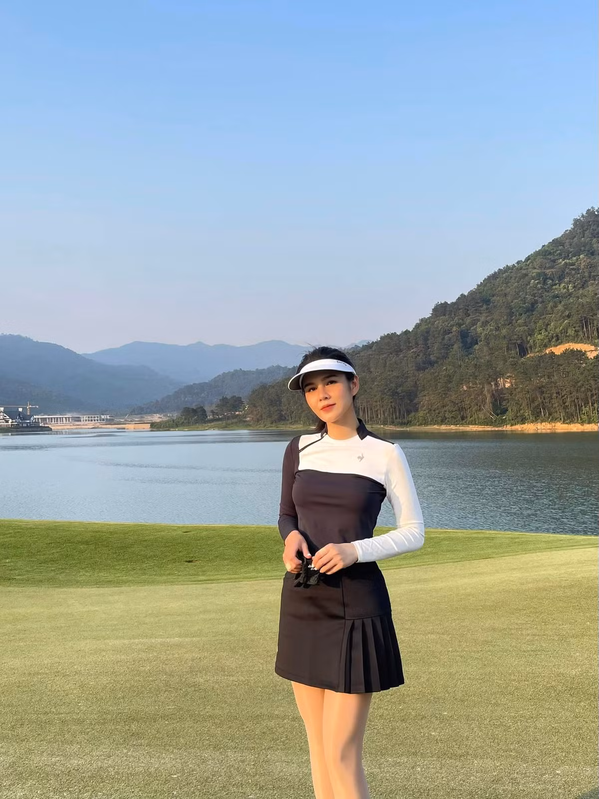 Đây được coi là "happy ending" cho mối tình "đi nhầm sân golf được chồng như ý" của nữ MC xinh đẹp và bạn trai CEO.