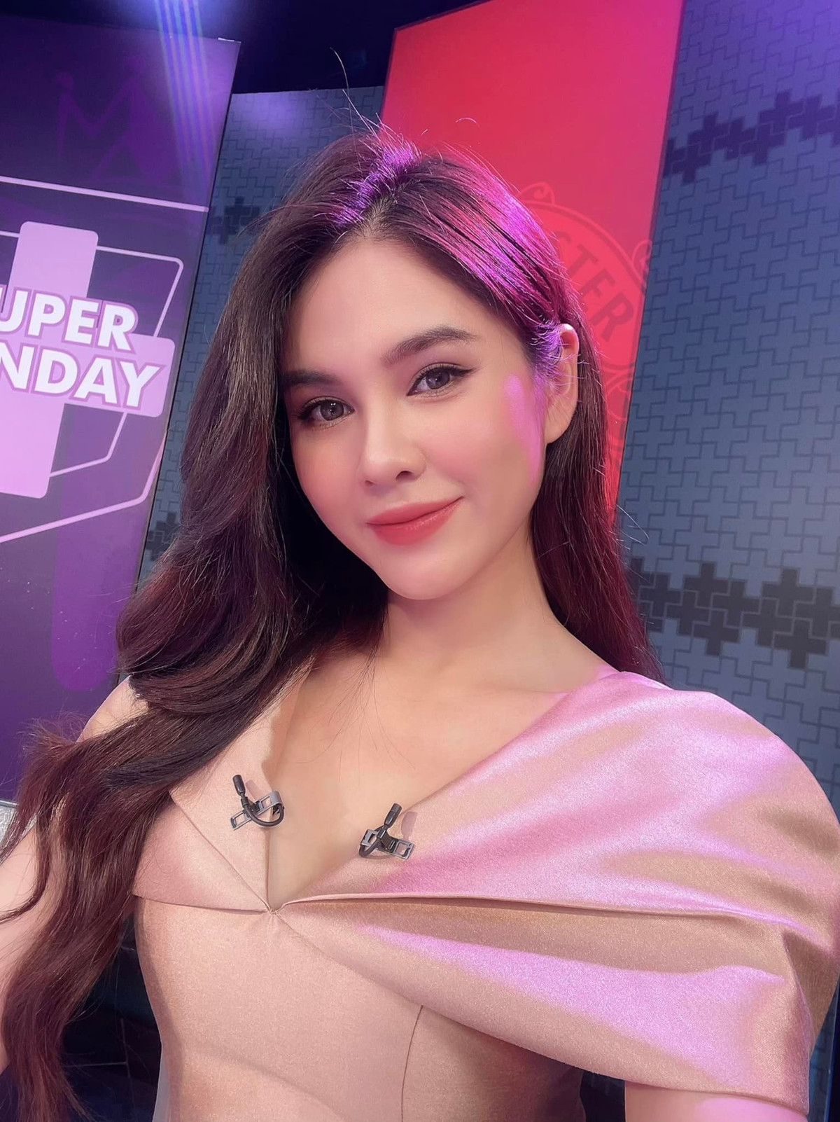 Quan trọng hơn cả, ông xã là người khiến nữ MC cảm thấy an tâm để dựa vào. Ảnh: FBNV