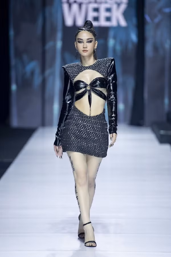 Khi tham gia các cuộc thi người mẫu và mang đến phong cách kiểu TikTok, Lê Bống bị chỉ trích khi thử sức với phong cách catwalk robot.