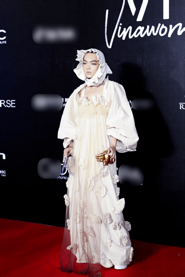 Đứng giữa dàn khách mời có sự đầu tư về trang phục, Phạm Thoại dễ bị lạc quẻ và thường xuyên nhận về những bình luận tiêu cực về gu thời trang.