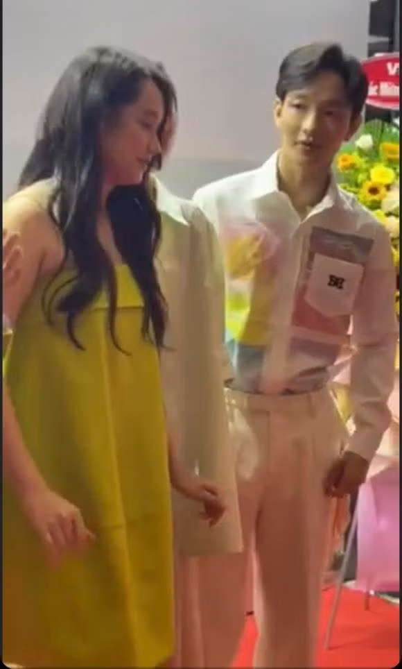 Chưa kể, cô chọn chiếc đầm xanh chuối phom rộng như cố che đi thân hình phát tướng.