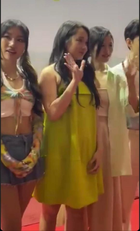 Trong những khoảnh khắc quay vội bằng cam thường, có thể thấy "nàng thơ" lộ dấu hiệu mũm mĩm với gương mặt bầu bĩnh đáng yêu.