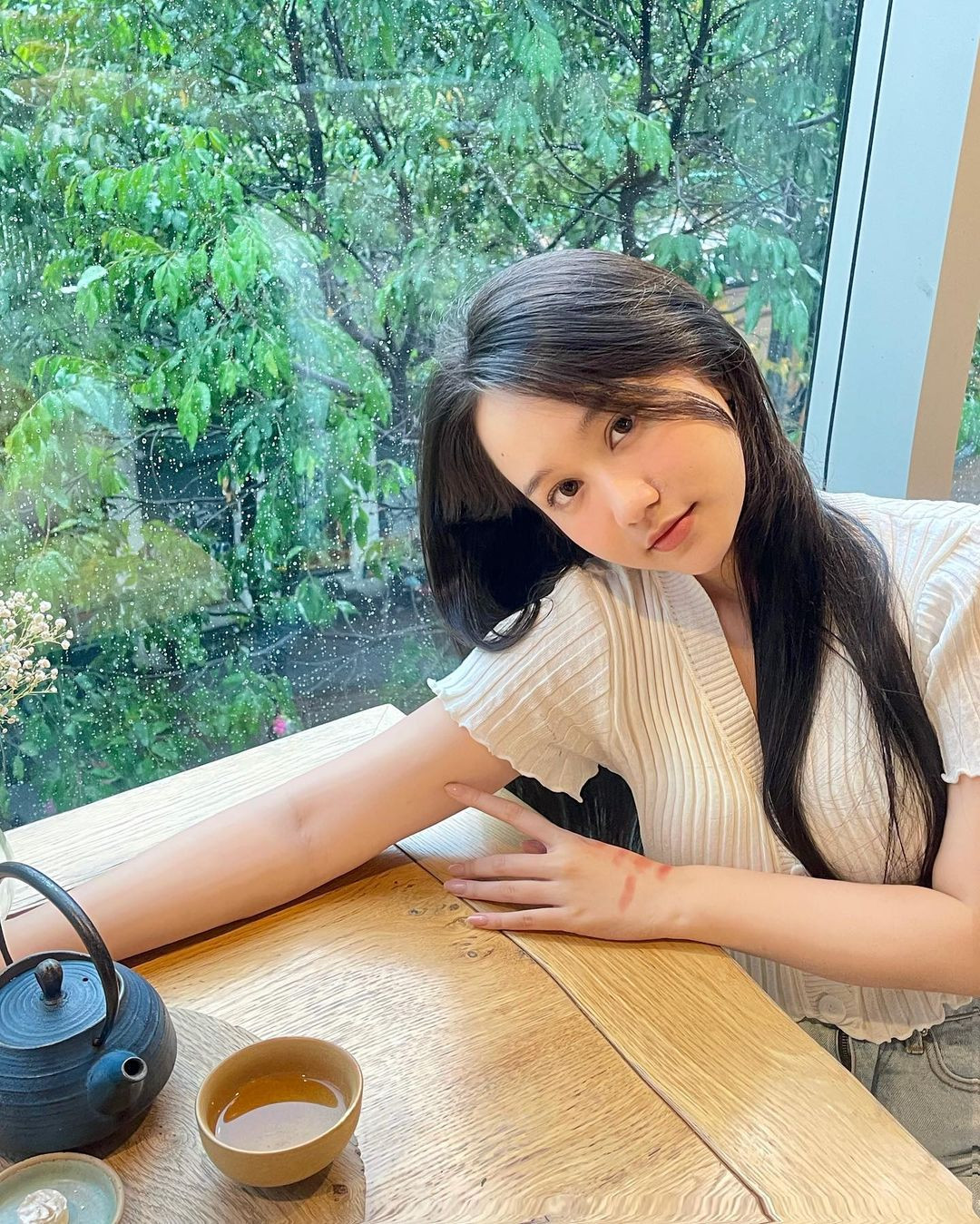  Trúc Anh được xem là nàng thơ mới của màn ảnh Việt khi sở hữu nhan sắc thanh tú, đôi mắt to tròn long lanh như biết nói cùng làn da trắng nõn và mái tóc suông dài đen mượt.