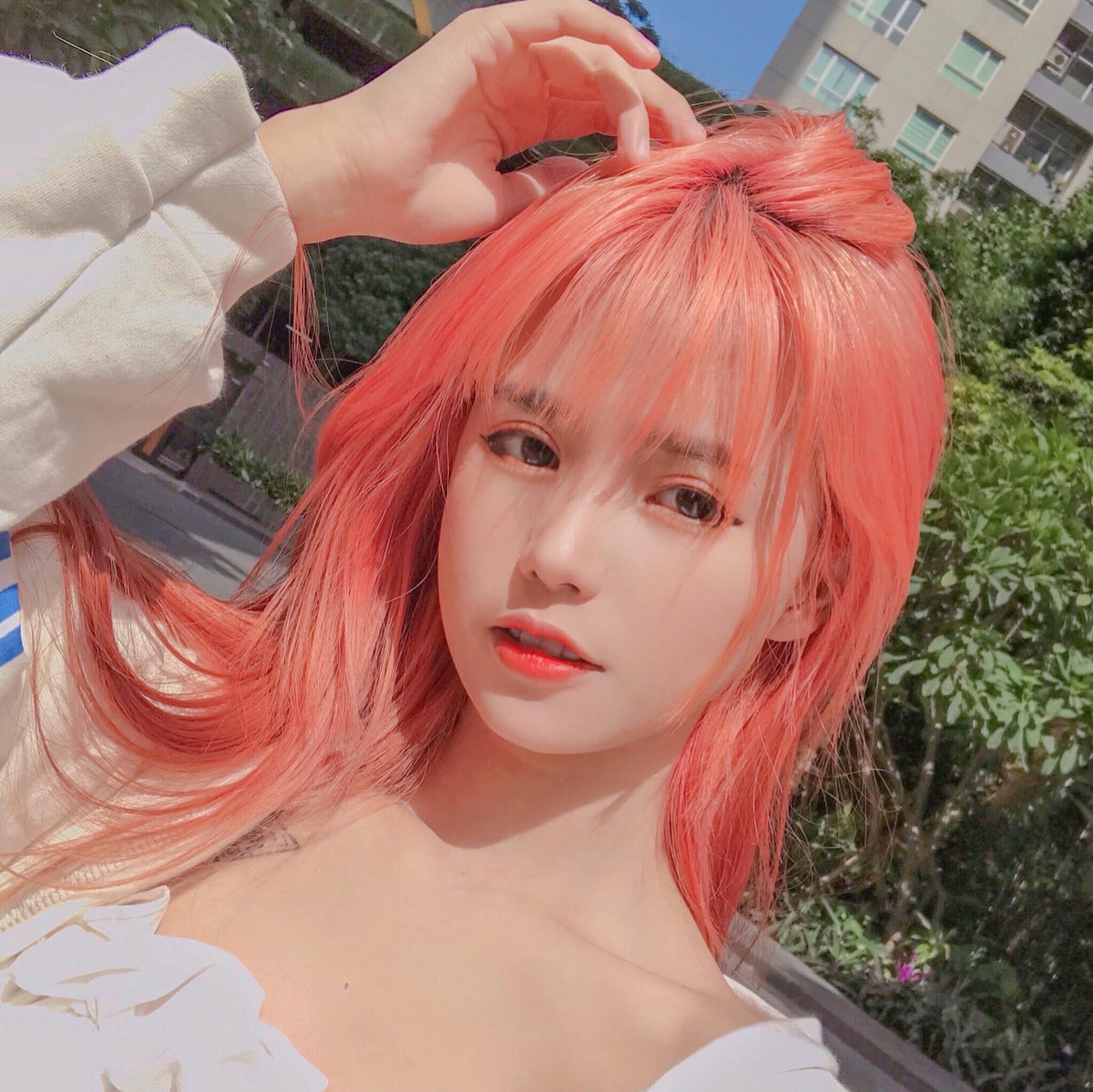 Khác với các hot girl TikTok cùng thời, cô gái quê ở Đà Nẵng này có thể coi là không có ngoại hình ấn tượng, vóc dáng chưa chuẩn đường cong chữ S nên cô gây ấn tượng với người xem ở nét đẹp thanh thoát, trong sáng mà thôi.