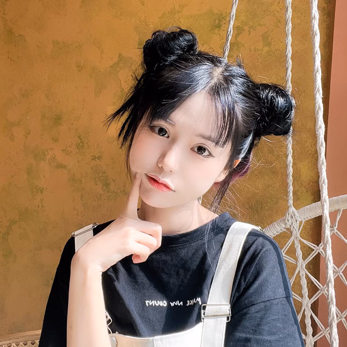 Gái xinh này sở hữu nét khả ái với đôi mắt to tròn và nét đẹp cuốn hút, ấn tượng.