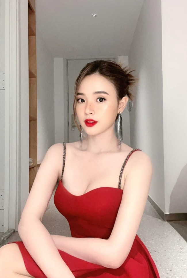 Khi không lên lớp, nữ giảng viên xinh đẹp Midu thoải mái hơn trong phong cách ăn mặc.