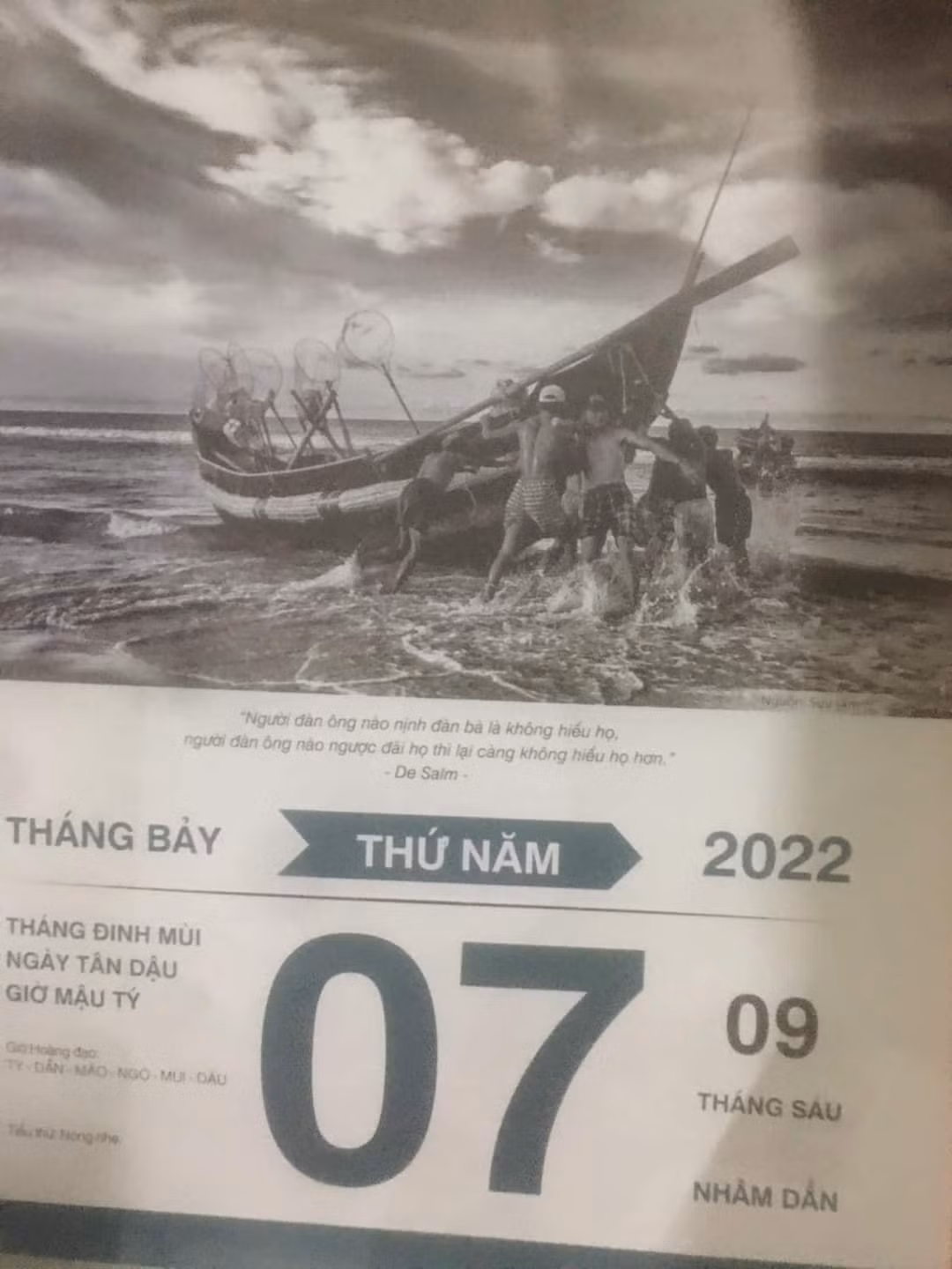 Những nhà "tiên tri" còn sử dụng lịch để đoán đề văn thi tốt nghiệp THPT 2022, theo tờ lịch này thì có thể đề thi sẽ ra tác phẩm Chiếc thuyền ngoài xa.