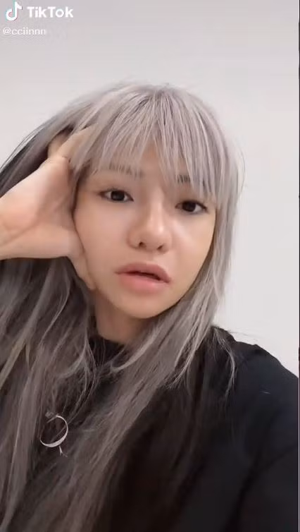 Đứng trước làn gió “chê” của giới trẻ, cô không cố gắng giải thích nhiều mà chỉ để lại bình luận mặt cười.