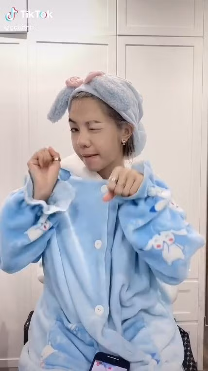 Mới đây, nữ TikToker có đăng tải clip biến hình để lộ mặt mộc như ngầm giải thích tại sao nhan sắc cô ngoài đời thực lại khác xa so với trên ảnh.