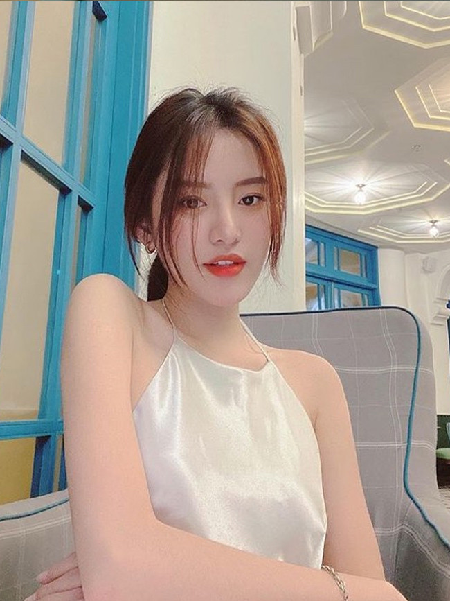 Được biết Thùy Trâm tham gia nghệ thuật từ năm 14 tuổi, tại thời điểm đó cô đã được mọi người chú ý và gọi với danh xưng "hot girl".