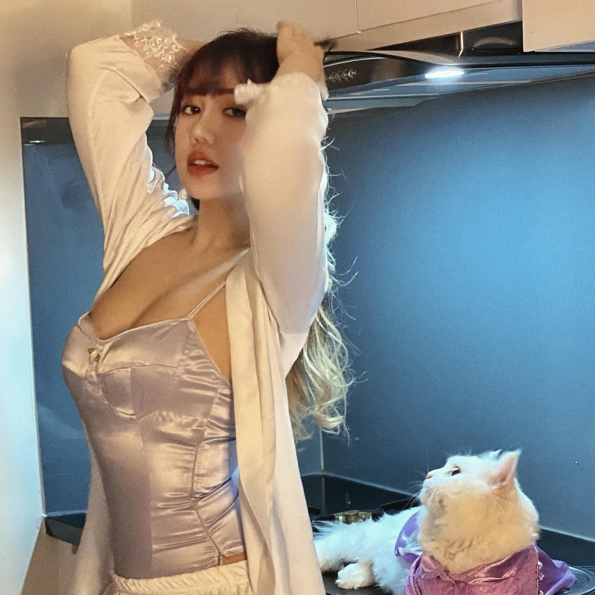 Ngoài vẻ đẹp nóng bỏng, Trúc Quỳnh còn có gu thời trang nữ tính và gợi cảm.