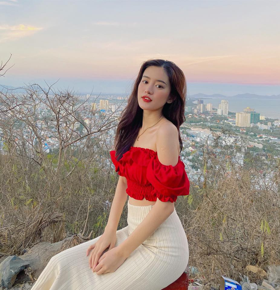 Sở hữu body thanh mảnh, Thùy Trâm dễ dàng "cân đẹp" mọi phong cách. Ảnh: FBNV