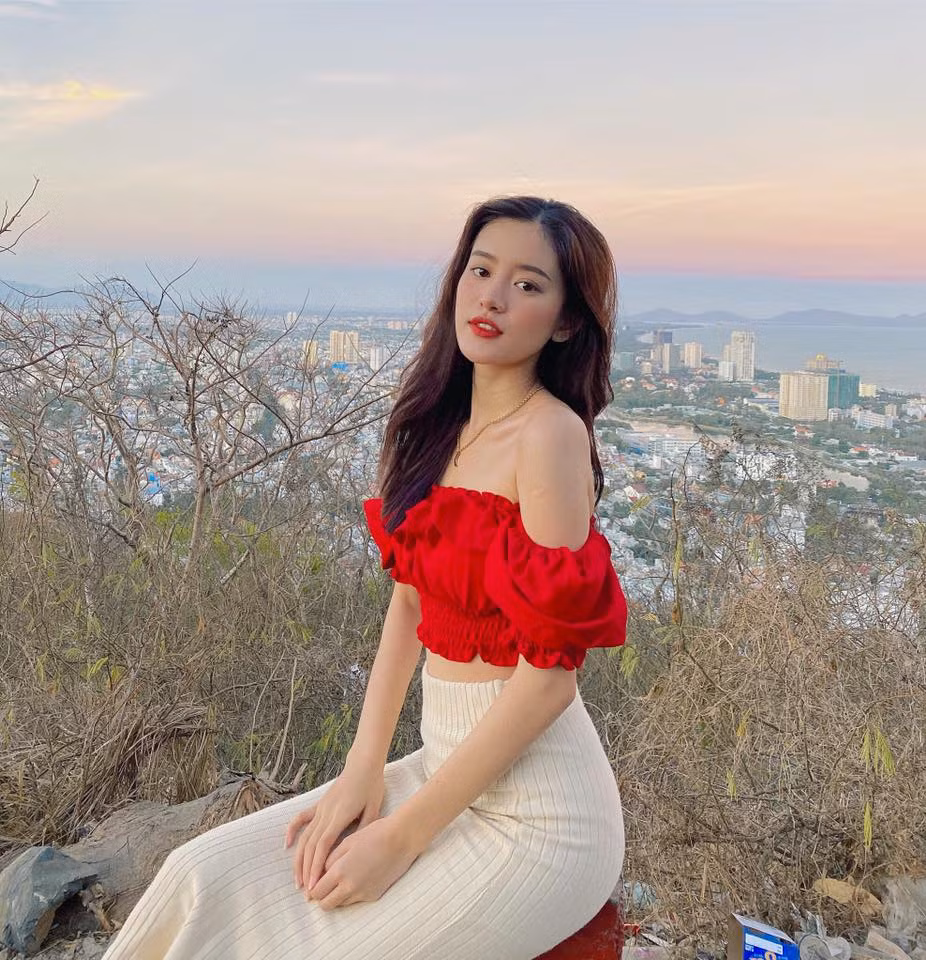 Sở hữu body thanh mảnh, Thùy Trâm dễ dàng "cân đẹp" mọi phong cách. Ảnh: FBNV