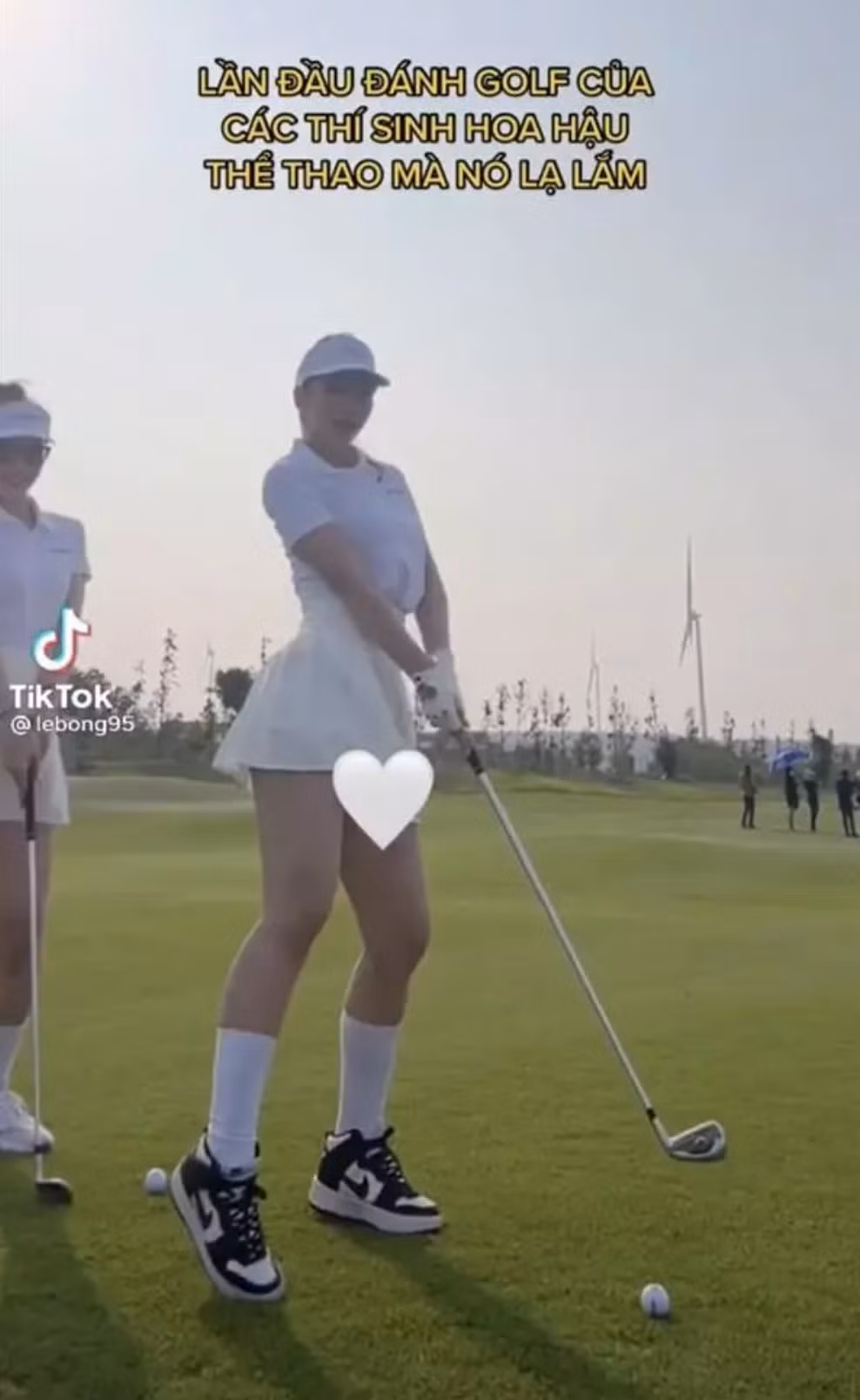 Khi đăng tải lên MXH, khoảnh khắc hớ hênh đã được cô khéo che lại bằng một sticker nhưng vẫn khiến người xem nhức mắt.