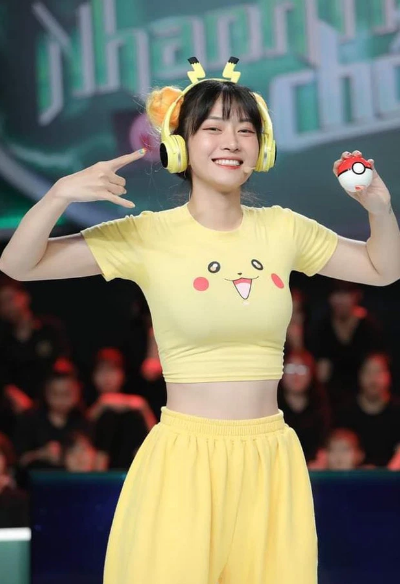 Trước đó, hot TikToker này từng khiến netizen 5 lần 7 lượt "nóng mắt" vì sự phản cảm trên gameshow, đi chùa... với trang phục kém duyên.