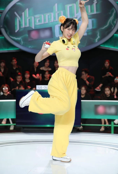 rong chương trình Nhanh Như Chớp, Lê Bống mặc croptop vàng, khoe vòng 1 khủng. Chuyện sẽ không có gì đáng nói nếu hình in gương mặt Pikachu không nằm ở ngay điểm nhạy cảm.