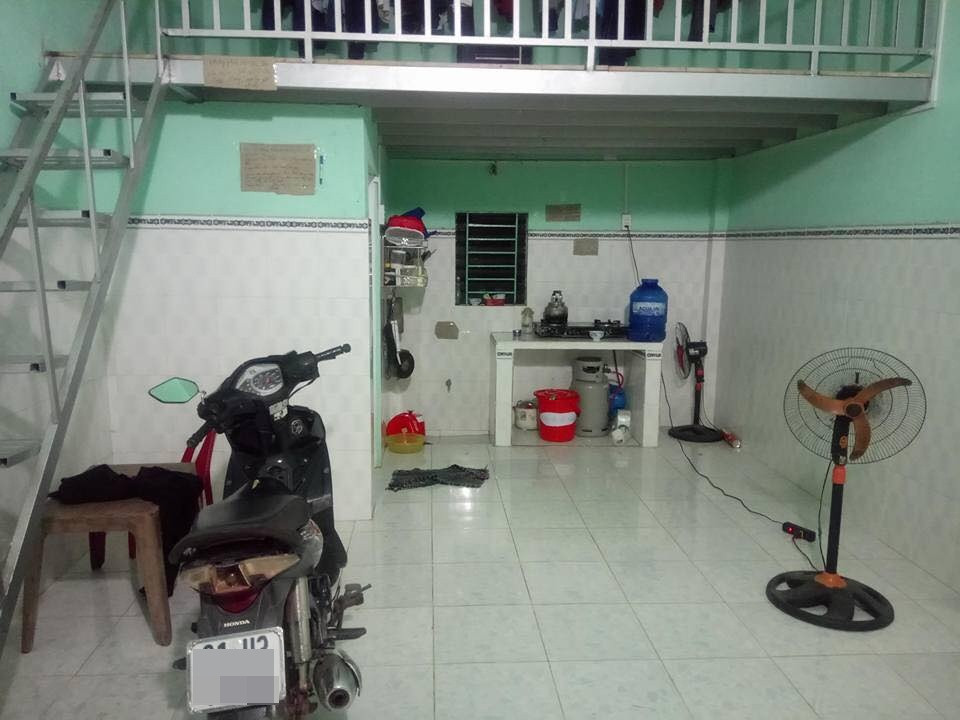 Mới đây loạt hình ảnh chụp cảnh tượng những mảnh bìa ghi nội quy được dán khắp phòng trọ được một thành viên chụp lại và chia sẻ lên mạng đã làm netizen vô cùng thích thú.