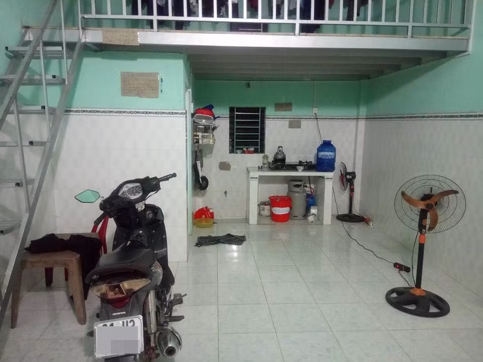 Mới đây loạt hình ảnh chụp cảnh tượng những mảnh bìa ghi nội quy được dán khắp phòng trọ được một thành viên chụp lại và chia sẻ lên mạng đã làm netizen vô cùng thích thú.