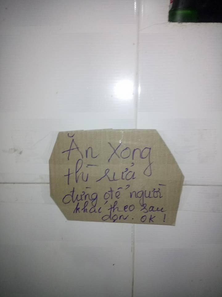 Bên cạnh đó nội dung ghi trên từng mảnh bìa carton cũng làm không ít người đọc nó phải cười lăn cười bò.