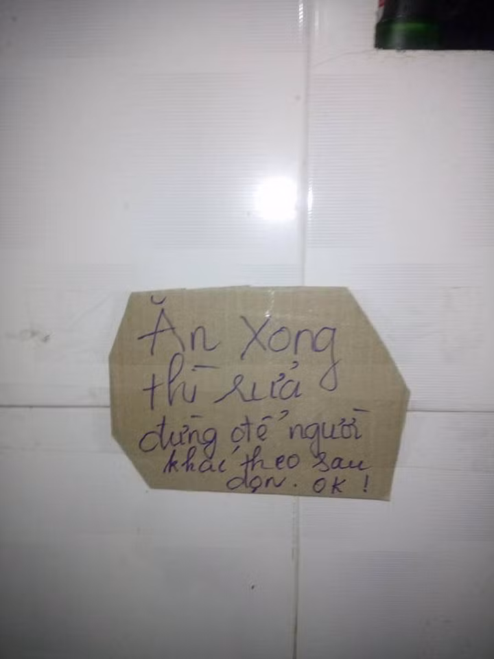 Bên cạnh đó nội dung ghi trên từng mảnh bìa carton cũng làm không ít người đọc nó phải cười lăn cười bò.