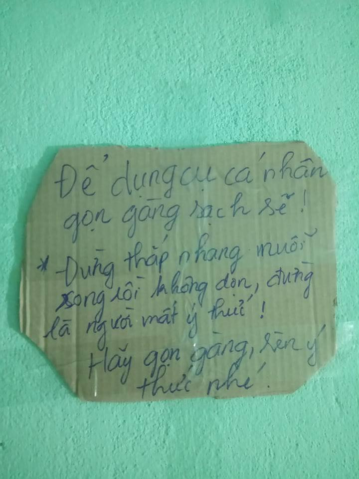 Theo nhiều người bình luận, vì ở trọ ghép nhiều người nên các bạn sinh viên đã cùng soạn thảo ra những nội quy chung cho mọi người cùng thực hiện để chung sống "hòa bình".