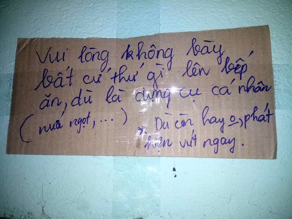 Những mảnh giấy carton ghi chi chít những dòng nội quy được nam sinh dán khắp phòng trọ, khiến người bạn tình cờ ghé thăm cũng phải "cạn lời".