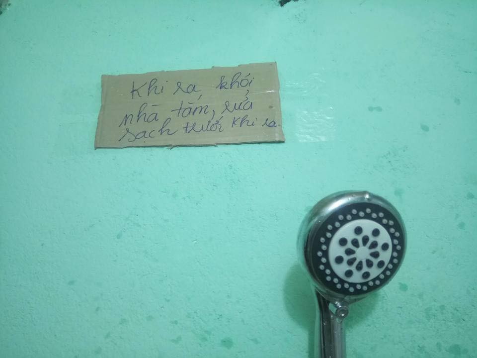 Ba nam sinh đã biến những tấm bìa carton thành bảng quy tắc chi tiết về cách sử dụng, giữ gìn vệ sinh chỗ ở... bắt buộc mọi thành viên phải tuân thủ.