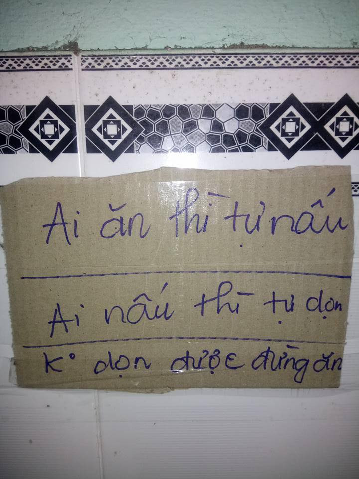 Tuy phòng trọ chỉ có diện tích nhỏ thế nhưng đi sâu vào bên trong sẽ thấy từng tấm bảng nội quy được dán chi chít lên mọi ngóc ngách.