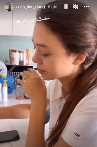 Có thể thấy, dù không qua lớp trang điểm nào nhưng nữ người mẫu vẫn rất tươi tắn, đặc biệt làn da không chút khuyết điểm.