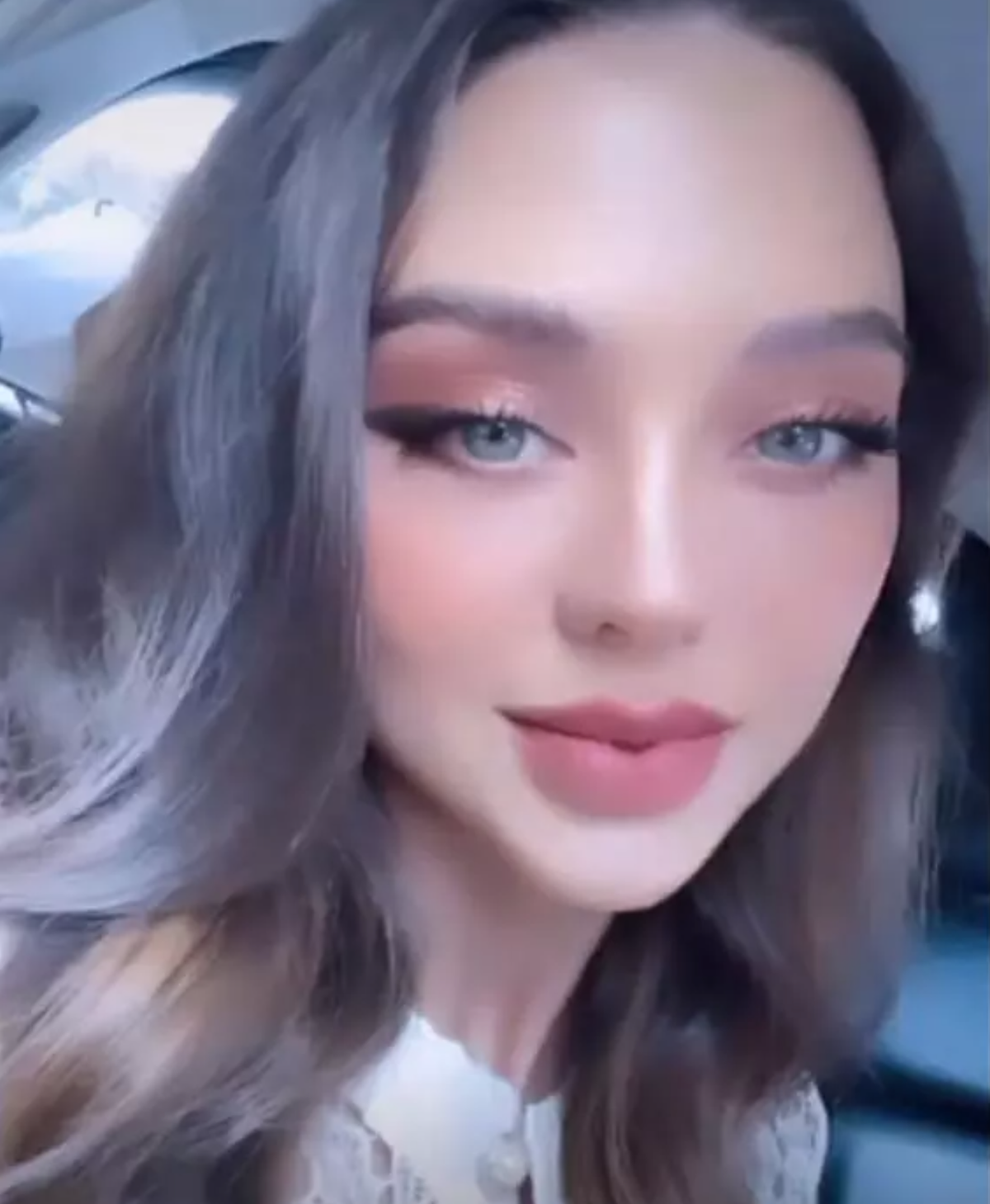 Dù gương mặt có đôi chút khác lạ thế nhưng ai cũng công nhận rằng nhan sắc của Dianka Zakhidova vẫn rất xinh đẹp và sắc sảo.