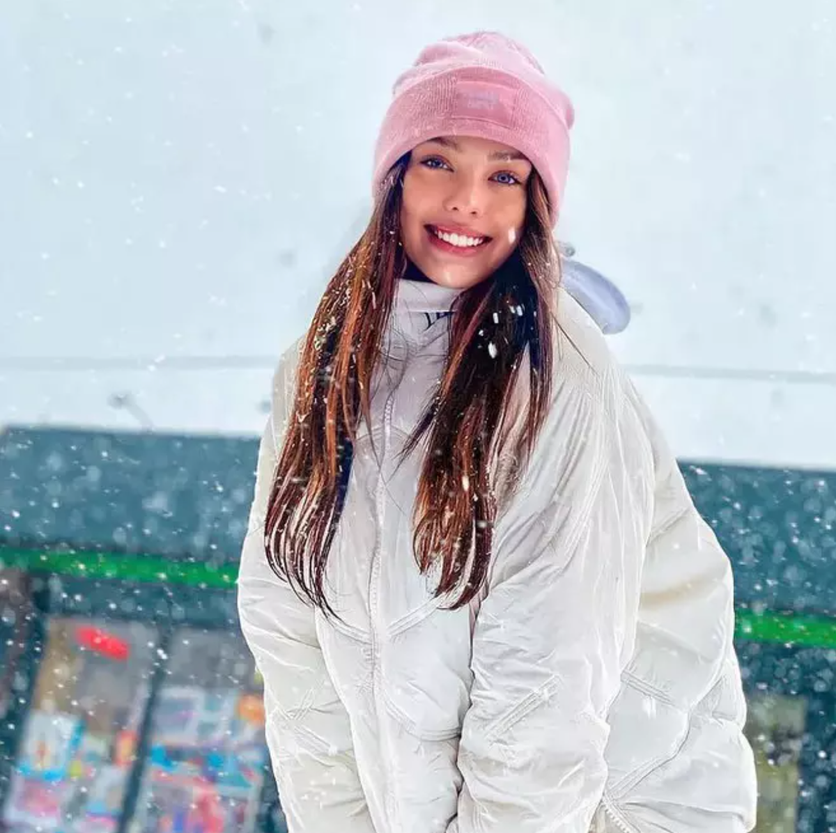 Trước đó ở một vài khoảnh khắc lộ mặt mộc, vẻ đẹp của nàng mẫu Tây vẫn không hề bị dìm đi.