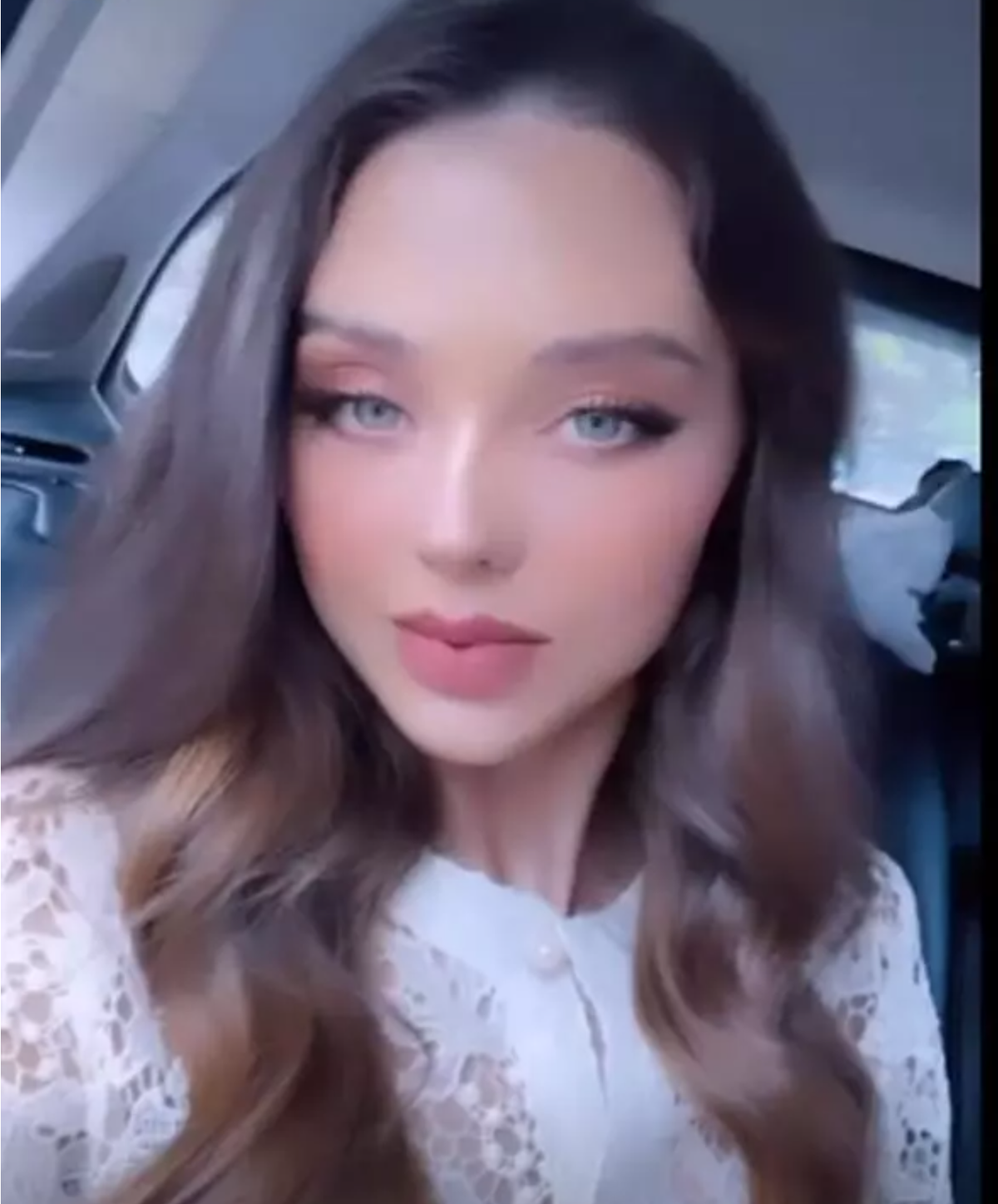 Mới đây vợ Bùi Tiến Dũng đã chia sẻ đoạn clip ngắn về ngày làm việc cuối tuần. Trong hình, cô diện chiếc váy màu trắng, tóc uốn xoăn nhìn vô cùng gợi cảm.