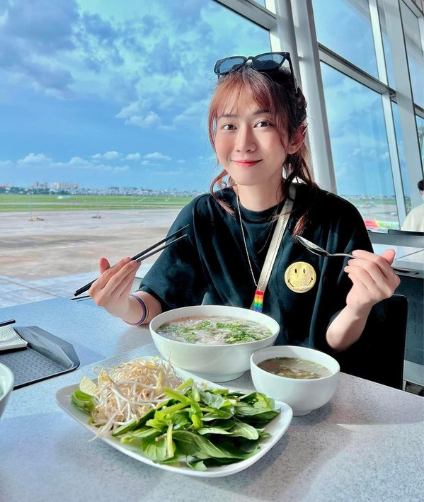 Theo đó, một nữ tiếp viên hàng không chia sẻ clip và cho biết dạo gần đây, trong khi kiểm tra an toàn cho hành khách thì cô và những đồng nghiệp khác thường xuyên phải nhắc nhở rất nhiều những trường hợp kéo tấm che cửa sổ.