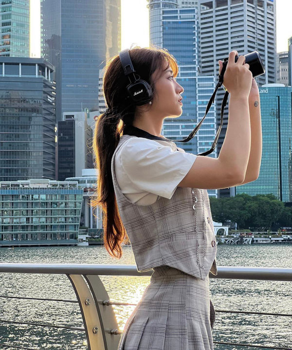 Ngoài ra, nữ tiếp viên hàng không còn cho biết, sẽ không có gì đáng nói nếu như khi hành khách kéo tấm che cửa sổ lên và có một chiếc điện thoại ở trong đó. Nữ tiếp viên cũng khuyên độc giả không nên cổ xúy và hưởng ứng theo trào lưu này.