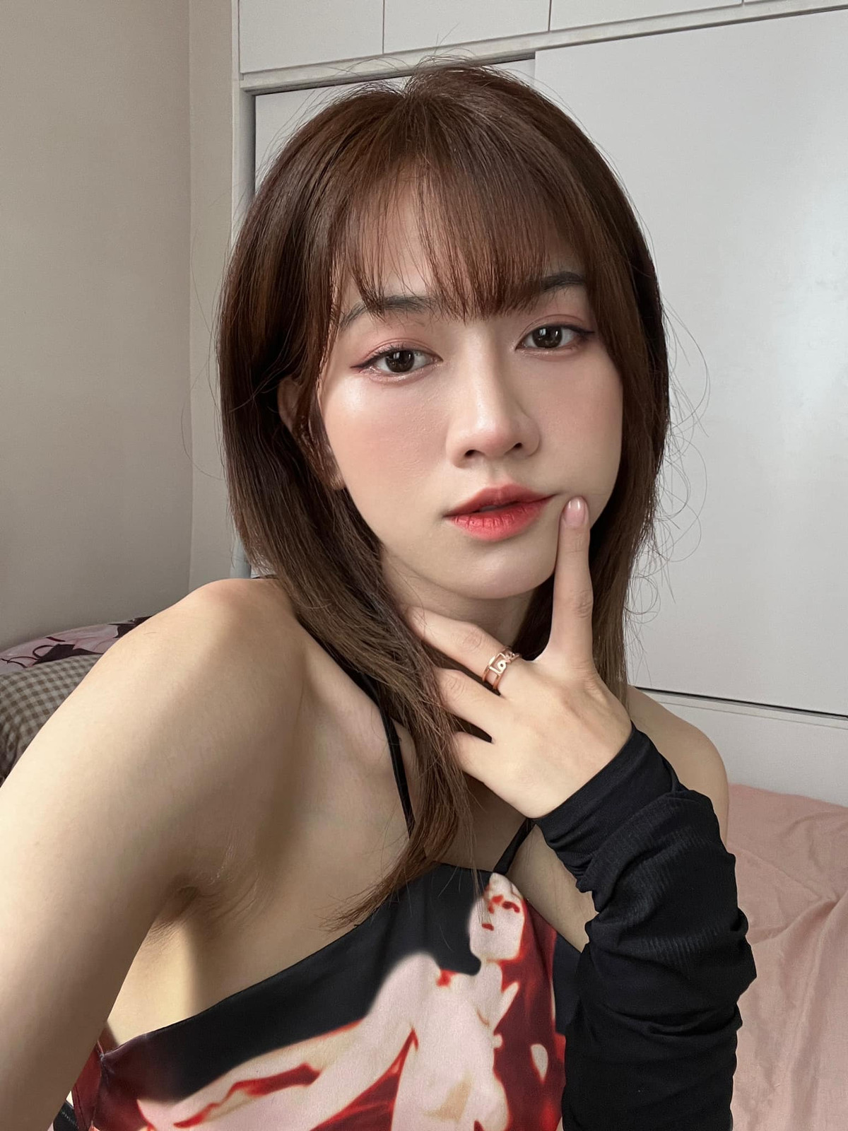 Mặc dù có chút tiến bộ khi đổi mới bản thân nhưng hot girl Lê Bống vẫn nhận về những thị phi mà cô nàng không hề mong muốn.