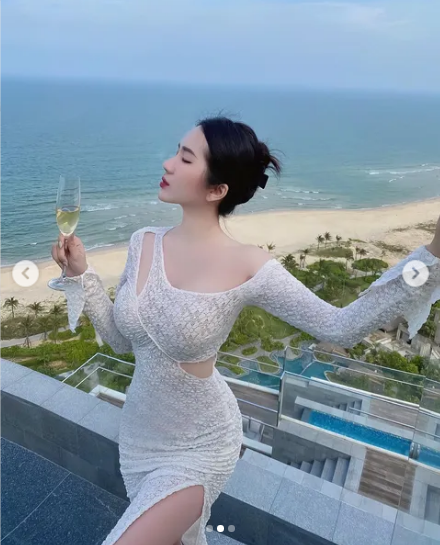 Vì thế những chiếc váy ngắn, ôm hình thể không thể thiếu trong tủ đồ của Hồng Ngọc.