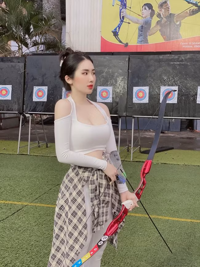  Hot girl Nguyễn Hồng Ngọc từng gây chú ý khi xuất hiện trên sân bắn cung và để lộ vóc dáng quyến rũ.