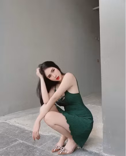 Cô thường diện trang phục ôm sát cơ thể, khai thác triệt để vóc dáng gợi cảm kể cả khi đi bắn cung. Ảnh: IGNV