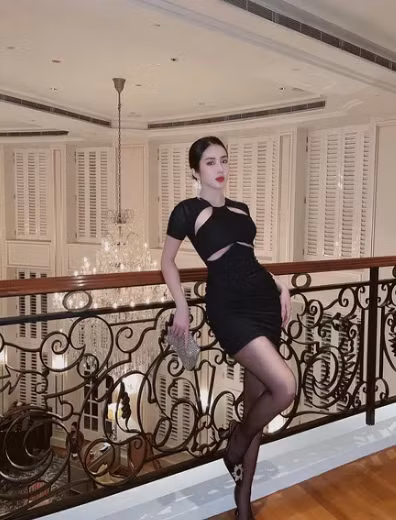 Yếu tố giúp người đẹp luôn ghi điểm chính là thân hình chuẩn đẹp và làn da trắng như hoa lê.