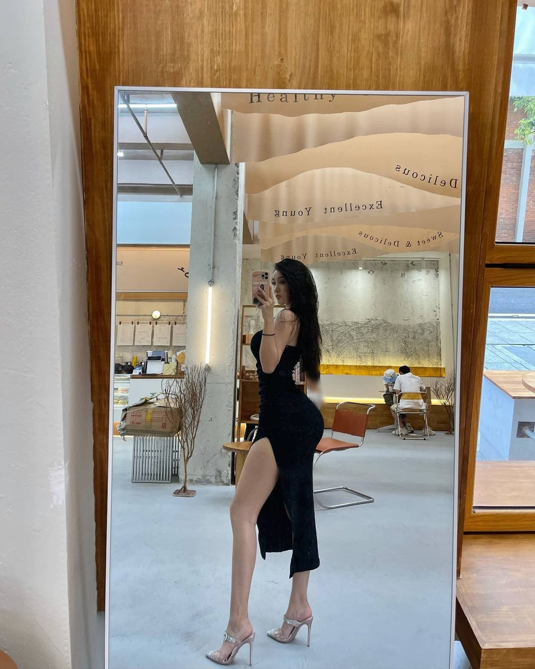 Sở hữu vòng hông nở nang, đặc biệt là đôi chân dài gấp rưỡi người thường nên Carina Sitong tự tin lăng xê nhiều xu hướng hot.